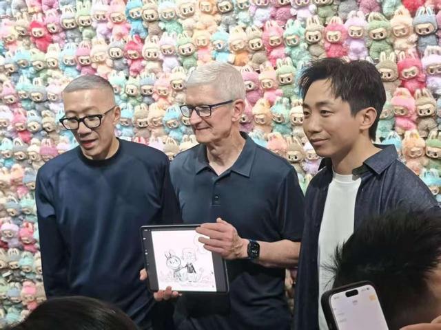 苹果CEO库克这趟中国行，为什么最先去LABUBU展“充电”？