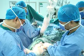 关节镜下补片桥接 “巧补”肩袖巨大撕裂图片