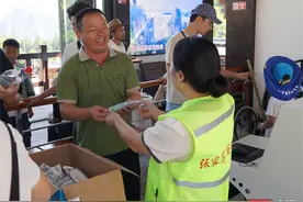 张家界武陵源风景名胜区和国家森林公园管理局梓木岗门票站：炎炎夏日送“清凉” 多措并举“宠”游客图片