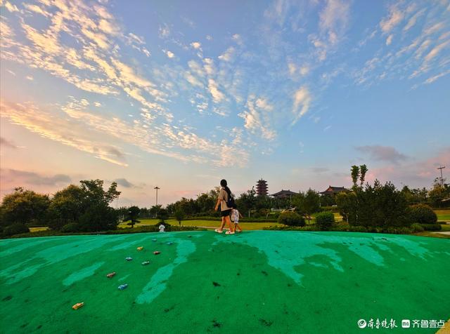 滨河公园景色美，消夏乘凉佳处