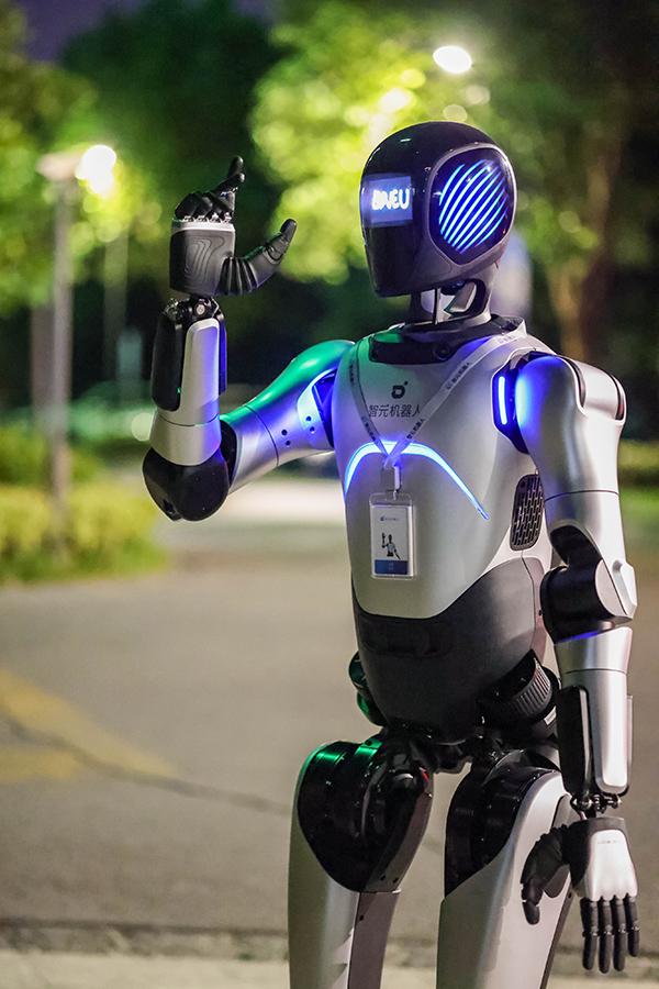 24小时机器人行走直播后，智元宣布机器人、灵巧手等六大产品线开售