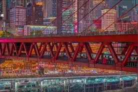 航拍重庆洪崖洞，仿佛穿越动漫世界图片