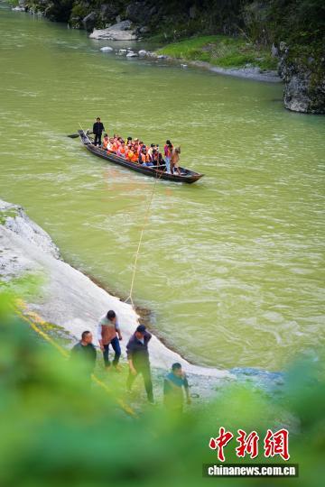 湖北巴东：拉纤漂流“拉”动冬日旅游热
