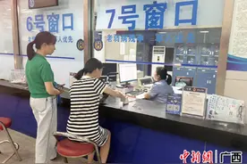 桂林象山警方高考前一晚加班补办考生临时身份证图片