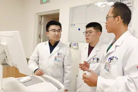 烟台山医院青少年脊柱侧弯门诊8日正式开诊 ​10个号源全是初中生，5个需要矫正，1个需要手术图片