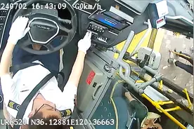 正能量！九旬老人乘公交，公交司机暖心“导航”图片