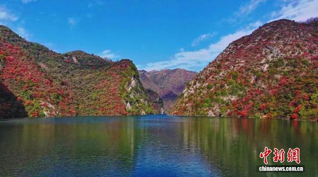甘肃磨坝峡初冬层林尽染五彩斑斓