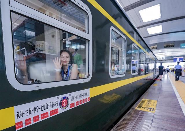 列车提档升级，价格维持不变：武铁首趟普惠型旅游专列开赴大美新疆