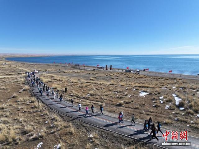 青海刚察：徒步爱好者青海湖畔品冬肉迎重阳