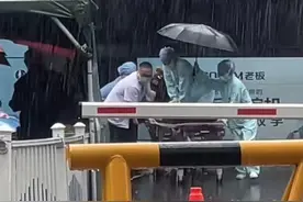 暴雨中公交乘客心脏骤停，她跳上担架冒雨施救的样子真美图片