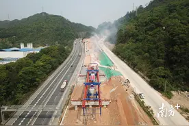 新进展！汕梅高速改扩建项目清潭特大桥架设首片箱梁图片