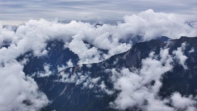 G视觉·名家推荐丨杨楹:穿越云海的天路!九寨沟“28道拐”,弯弯惊心皆仙境