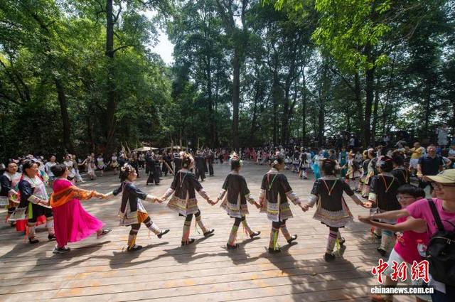 贵州岜沙苗寨迎来暑期旅游旺季