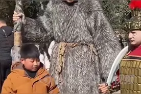 身高2.33米演员突然走红！当事方回应图片