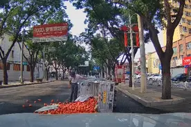 大爷三轮车侧翻西红柿散落一地！接下来一幕温暖网友图片
