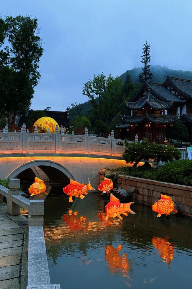 戏晚点绛唇，古镇夜未央
