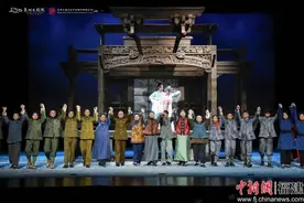 陈佩斯父子领衔 话剧《惊梦》在泉州上演图片