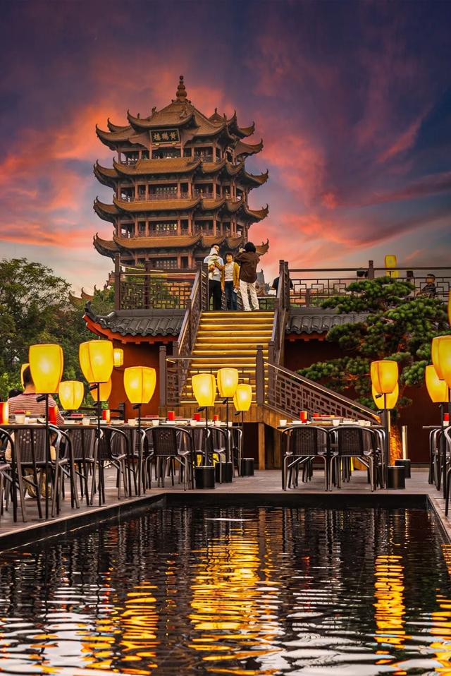 武汉人太会了！烧烤店抬头就是黄鹤楼