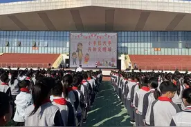 赤壁市开展“小手拉大手，共创文明城”实践活动图片