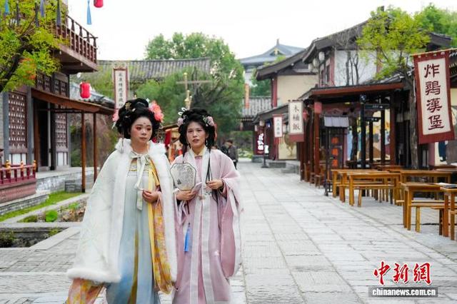 湖北襄阳：游客“穿越千年”感受传统服饰之美