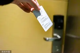 闪电律解丨女子酒店睡着遭男服务员开门进入 律师：有权要求酒店道歉及赔偿图片