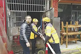 浓烟中“小黄人”挺身而出图片