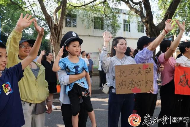 南宁市民欢送抢险队伍