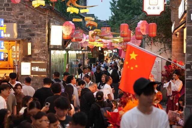 白天是南京，夜晚是金陵