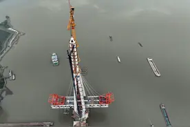 常泰长江大桥又“长高” 南主塔顺利封顶图片