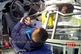 武汉公交司机帮充50元话费，女乘客为还钱辗转联系他两天图片