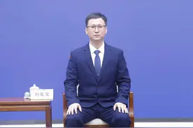 他们建成国内首条智慧炼钢生产线，坐在整洁的操控中心就能炼钢图片