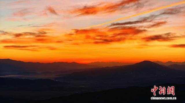 青海湖北岸同宝山：日出“橘海” 朝霞满天