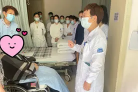看到父亲衰弱，61岁女儿花了很久才接受，“希望他能有质量地生活”图片