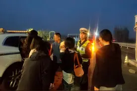 故障车高速抛锚 民警暖心救助图片