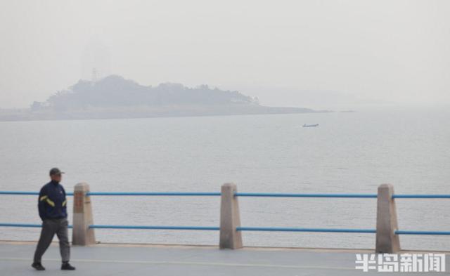 沿海再起雾气，景致若隐若现