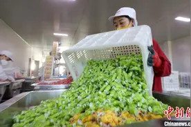 （新春走基层）传统零食掀起复兴潮 山东高粱饴拉丝“翻红”图片