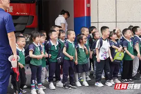 星城萌娃探访龙华消防站，与酷炫消防机器人成“灭火战友”图片