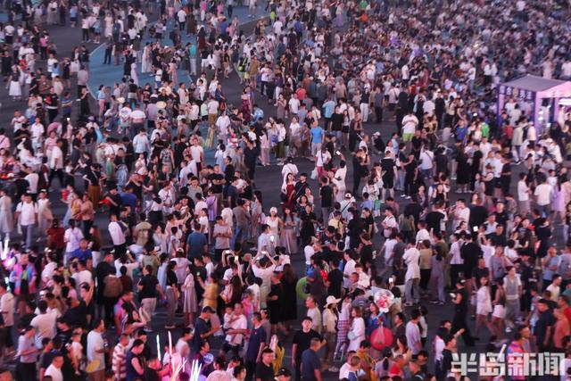 人头攒动！啤酒节开幕夜现“人海”奇观