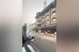 热闻|河北沧州一街道店铺统一安装“黑底白字”招牌被吐槽，当地连夜拆除图片