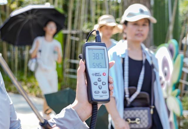 户外玩很热？武汉动物园有玩水的快乐！水雾+空调=20℃+