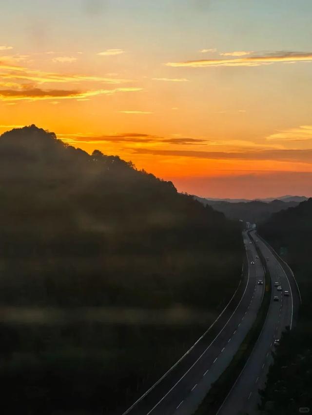 赣鄱青黛处，水墨映归程
