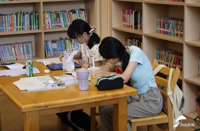 日照东港：图书馆成避暑地 “充电”纳凉两不误