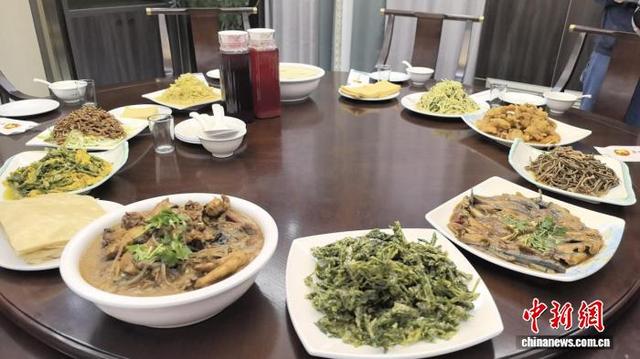 探访“火车拉来的小镇”：美食“三件套”锁住八方食客味蕾