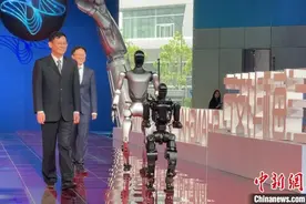 人机组合共享荣耀时刻  人形机器人首登上海科技节“科学红毯”图片