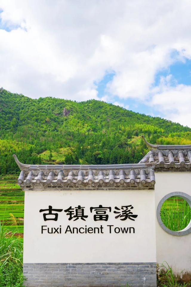 在21℃的连绵绿意里 ，我坐的不是缆车是糖果色的云！周边还藏着一座古镇……