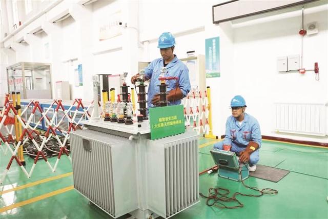 国内首台高海拔植物油配电变压器成功挂网运行