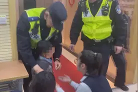 两岁男孩外滩走丢，执勤民警暖心相助图片