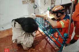 注意！女孩在家中铁艺床玩耍手指“遭殃”！万宁消防紧急救援图片