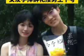 2023高考完牵手跑出考场情侣后续：男生复读一年后，女友手捧鲜花接男生下考图片