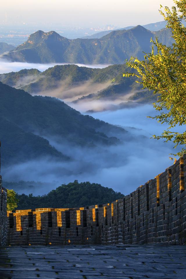 北京：长城晨雾美如画